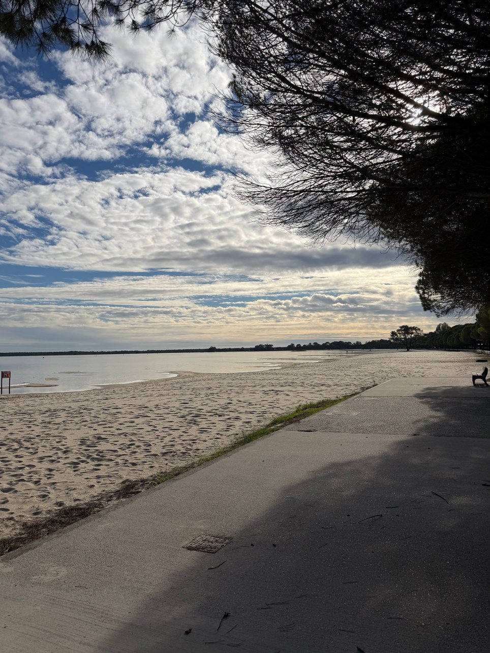 La promenade au bord du lac de Carcans sous un ciel nuageux