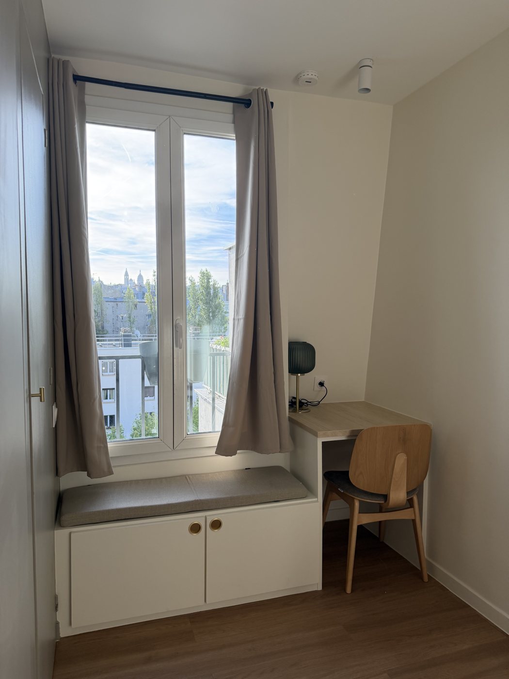 Banquette avec rangements et coin bureau sous la fenêtre