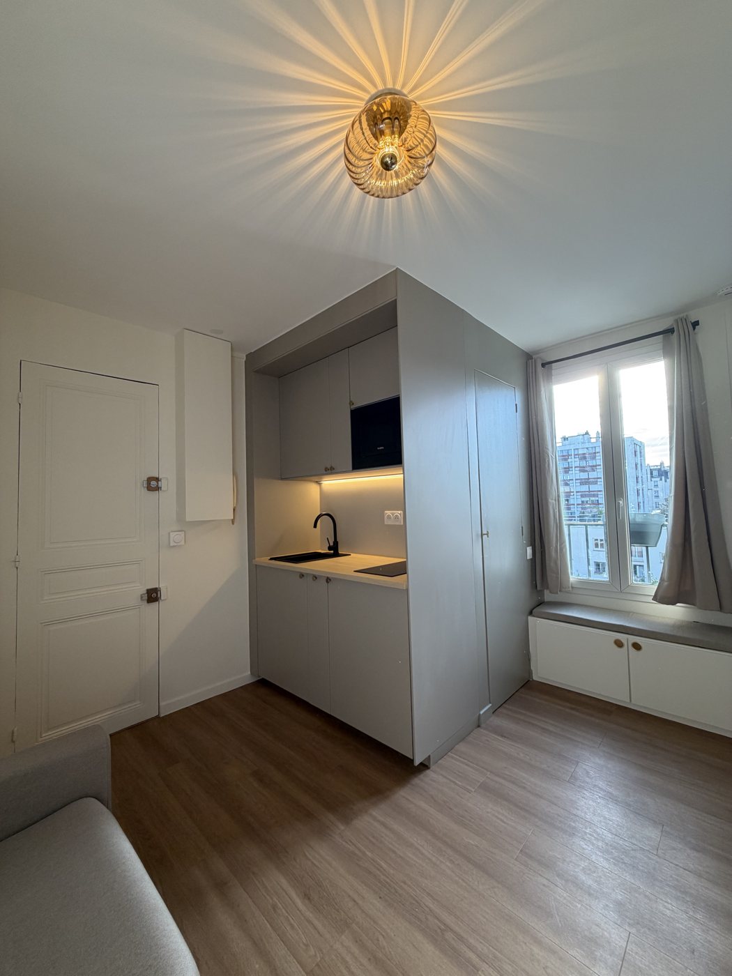 L'entrée du studio et son luminaire doré
