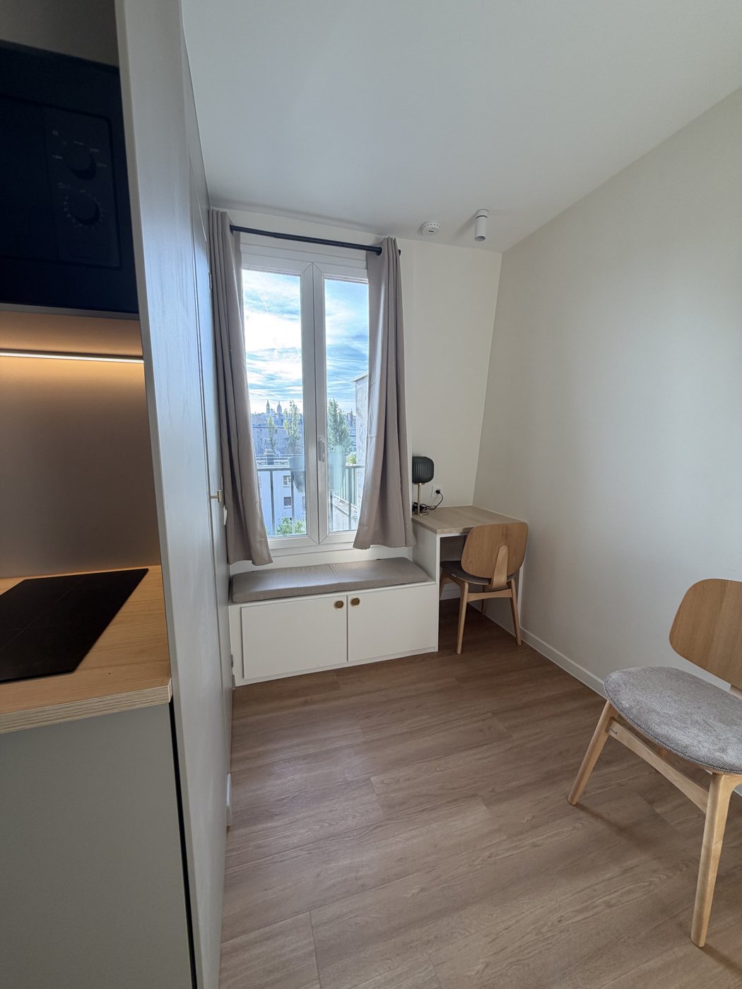 Le studio vu depuis la cuisine, vers la fenêtre
